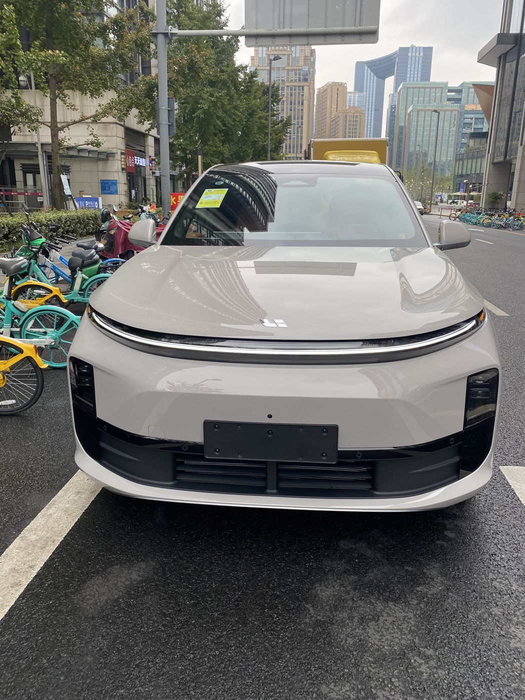 尊龙凯时人生就搏 MEGA 高压纯电 MPV